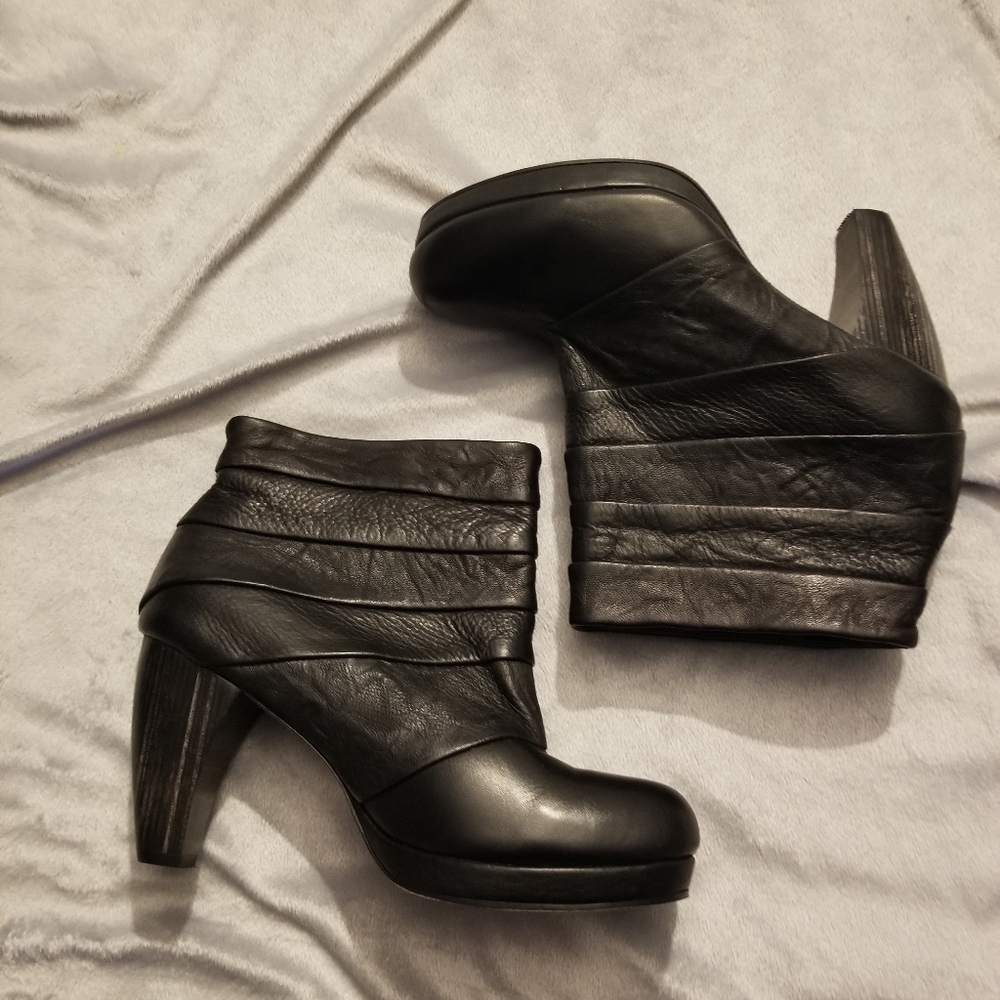 NWOT Colleen Cordero black leather ankle booties